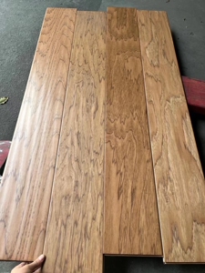 圣达品牌山核桃大宽板多层实木地板,全新地板质量非常好,地板背