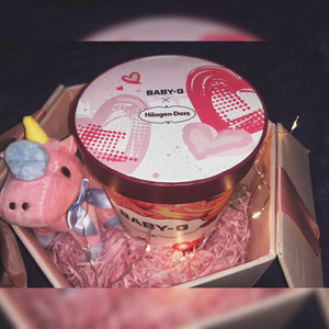 哈根达斯联名冰淇淋系列樱花粉baby-g,还搭配同系列充电宝