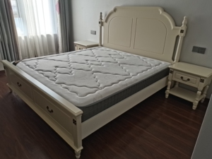 美乐乐家具   9成新  白色1.8带两床头柜  和床垫