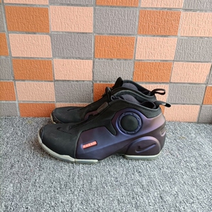 耐克风二加内特实战篮球鞋,42码,保证正品,支持各种鉴定,无