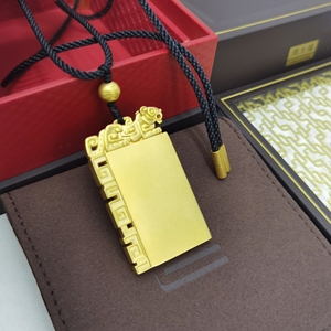 周大福传承 平安无事牌黄金吊坠 克减85