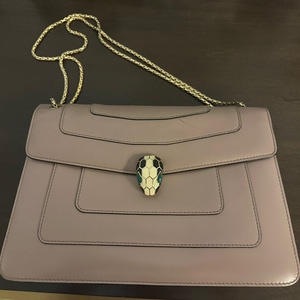 宝格丽双链条中号蛇头包 沙漠石英色