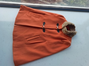 雪蔻正品，橙色羊毛呢披风式大衣，小号155码，时尚年轻，闲置