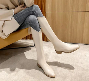 白色长筒靴 尖头靴子 奶白色显瘦 搭配高腰牛仔裤