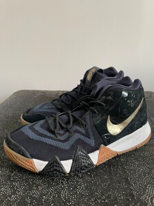 欧文4球鞋黑金44.5码 成色如图鞋底轻微磨损鞋帮轻微破损已