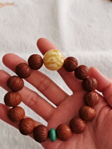 猴头凤羽手串套装:凤羽尺寸15mm,边肚差0.5左右;顶珠妖