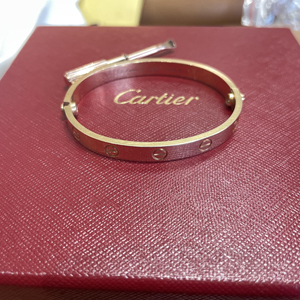 卡地亚love手镯16号玫瑰金    表面有轻微划痕  整体