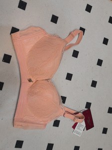两件包邮，全新粉色的女士文胸75C，品牌艾馨茹，款式为蕾丝边