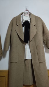华人杰商场购燕麦色羊毛大衣，时尚大气。售出不退换。