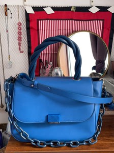 小ck蓝色包包 放两瓶350ml矿泉水没问题.包包最大优点就