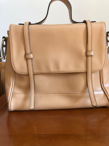 tb066372505淘宝西村名物靴子送包包,35码,穿过2次,原价180买来的!