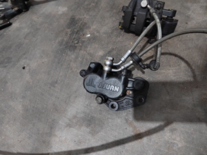 春风400nk/400gt/650nk通用西互前刹车卡钳正常