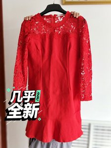 连衣裙红色很鲜艳，也是参加婚礼穿了一次。蕾丝镂空袖子，裙摆那
