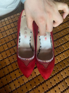 福禄桐老北京布鞋的红色高跟鞋。买小了，没穿过，实体店里买的，
