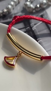 宝格丽红绳 红绳的材质是镀金的 上手非常好看 本命年必备