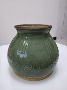民国绿釉瓜棱罐,器型釉水当相不错,摆件插花佳品,高约20厘米