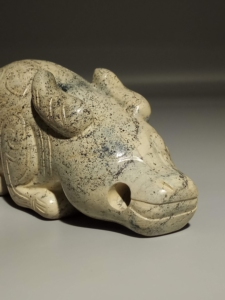 高古玉 商周时期玉器 和田墨碧玉圆雕古兽摆件 玉虎瑞兽手把件