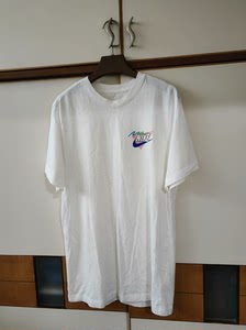 nikeT恤衫短袖，白色，商场专柜买的，几乎全新，只穿过一两