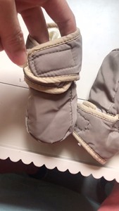 婴儿小棉鞋，秋冬带宝宝外出时穿上不冻小脚脚啦！围嘴个尿裤送！