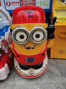 9成新小黄人mp5动画屏摇摇车 带视频11寸led液晶屏摇摆