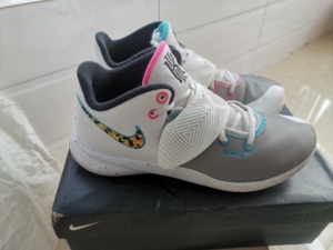 欧文3白彩虹 43码 日常穿搭压马路 颜值在线 现在价格飞起