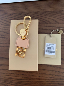 全新吊牌宝姿钥匙扣,浅杏色,五金非常有质感,原价599元,2
