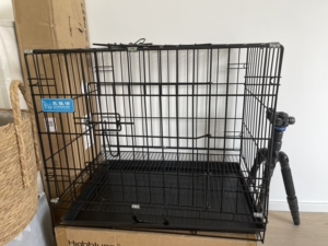 亮佳洁狗笼,带天窗双门锁,适合20斤以下宠物,门有一点点磨损