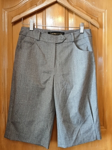 依瑶羊毛5分裤，160/68A  9新   金典灰色细闪条纹