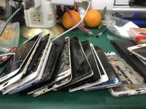 长期高价回收苹果原装内爆手机屏幕,带支架和盖板即可,不挑.回