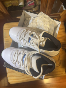 aj11 传奇蓝 41 很新很新,鞋底正常氧化,鞋垫标都在