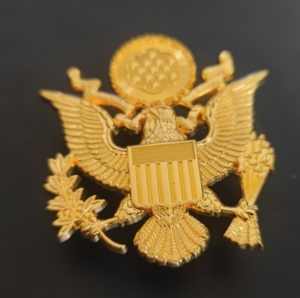 二战美军的老鹰大帽徽  6x4厘米,金属的.