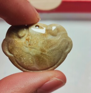 虫纹珊瑚玉平安锁 正面骨骼花,背面半玉化,纹路清晰,缺钱回