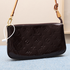 lv 路易威登 车厘子色漆皮麻将包 95新轻微使用痕迹 配件