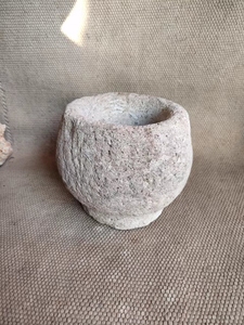 老石头花盆，白石头奇怪材质的石头槽子，看不出是什么材质，底部