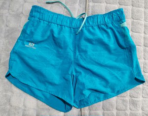 萨洛蒙速干裤运动短裤，里面带内衬，裤子比较轻盈。腰后有几个小