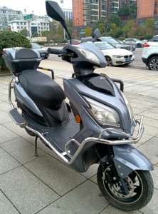 雅迪大品牌雷鹰电动车,经典款大车架带72伏35安6个大电池