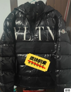 蒙口和华伦天奴联名男女同款卫衣款90白鸭绒羽绒服,充绒量很厚