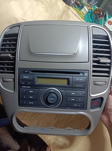 经典款日产轩逸原车cd机面框一套,成色非常好,功能都正常,装