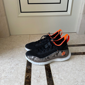 curry8球鞋库里8曼巴配色.只穿过一次,打的室内木地板