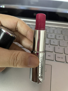 纪梵希小羊皮205很正的玖红色