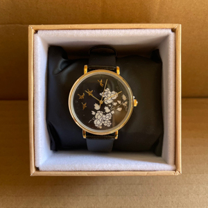 全新故宫原创黑漆螺钿贝母手表,表盘直径36mm,伸展长度23