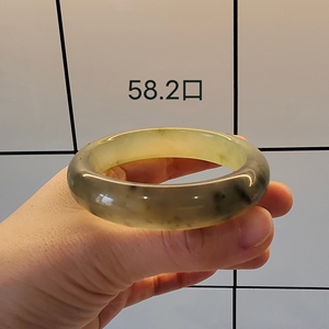 个人闲置岫玉火石青飘墨手镯,全新未戴,黄金圈口.