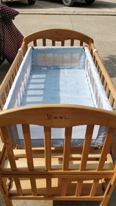 品牌乐奇宝贝婴儿床。