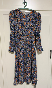 拉格蓓芮碎花连衣裙,全新有吊牌,s码适合100斤左右,喜欢复