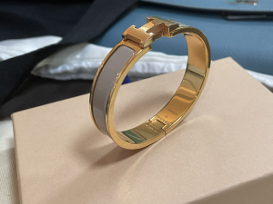 爱马仕手镯,爆款颜色,细节如图,正常使用痕迹,整体还算完美