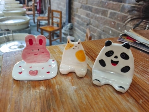 手工捏制,陶瓷手机支架,高温烧制,釉下彩绘制,特白泥