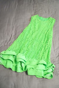 100%真丝连衣裙，很漂亮的小绿裙，刺绣精致，颜色是富有生命