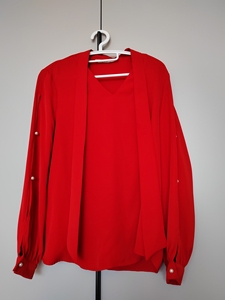 镂空珍珠正红色雪纺衬衫。面料柔顺舒适。颜色漂亮，手臂小镂空设