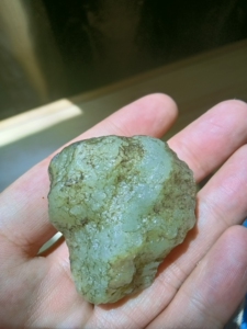 和田玉戈壁料,产自叶城棋盘,全身黑油皮,肉质白细,意境感较强