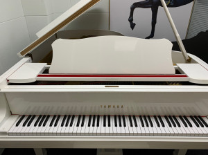 二手闲置白色雅马哈三角钢琴g3e